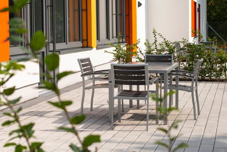 Das Bild zeigt die Wahlleistungsstation von außen.