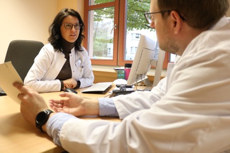 Das Bild zeigt eine Behandlungssituation.